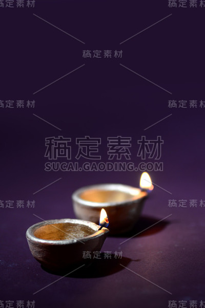 粘土灯盏在排灯节庆祝期间点燃。问候卡设计印度的光节日称为排灯节