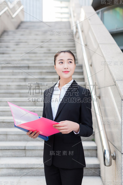 拿着文件夹的女职员，商业女性