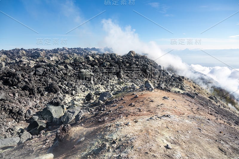 俄罗斯堪察加半岛的阿瓦钦斯基火山。阿瓦查河和纳利切夫河交汇处的活火山，位于彼得罗巴甫洛夫斯克-堪察茨