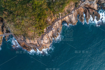 从无人机鸟瞰海岸线
