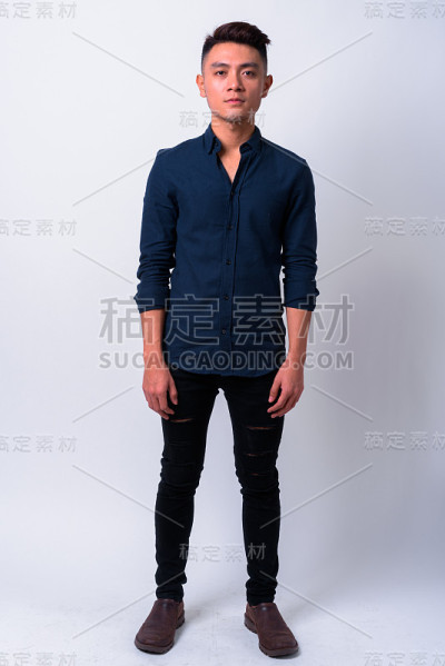 来自缅甸的年轻英俊男子的全长肖像白色的背景