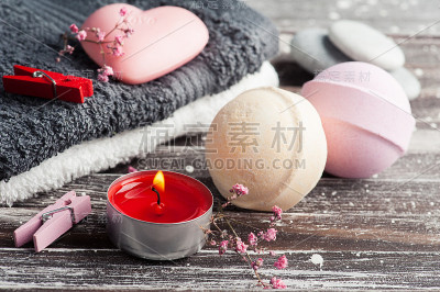 质朴木桌上的沐浴用品