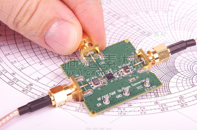 射频工程师检查微波混频器PCB