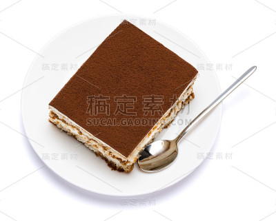 传统的意大利提拉米苏方形甜点部分在陶瓷盘孤立的白色背景与剪切路径