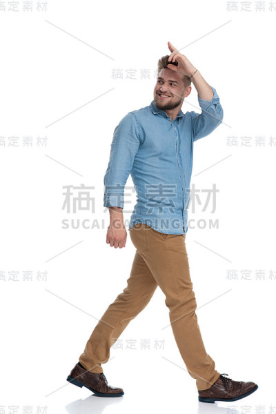 一个积极随意的男人敬礼的侧面图