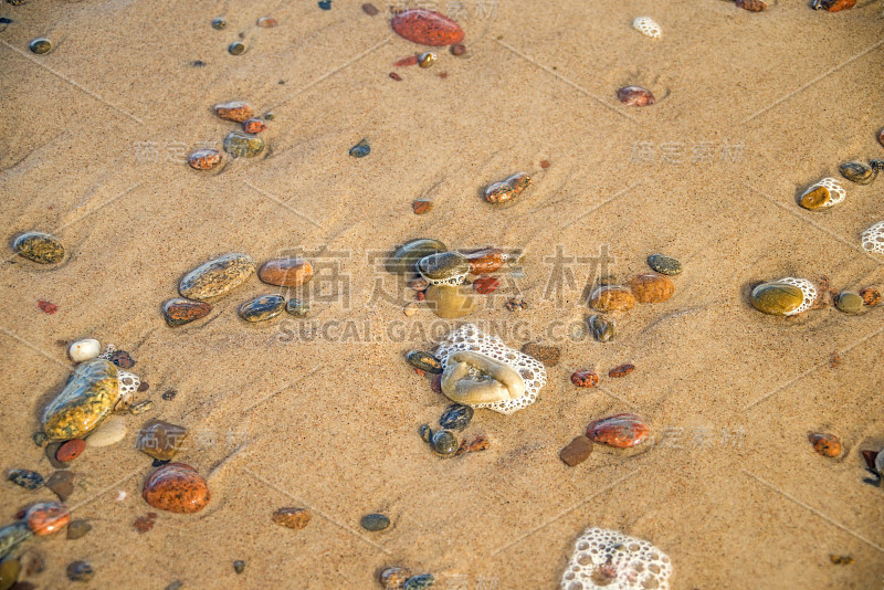 海浪把小卵石冲进水里