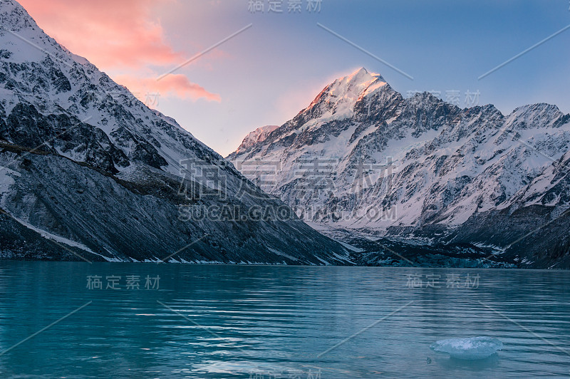 冰川湖以冰山和壮丽的雪山为背景