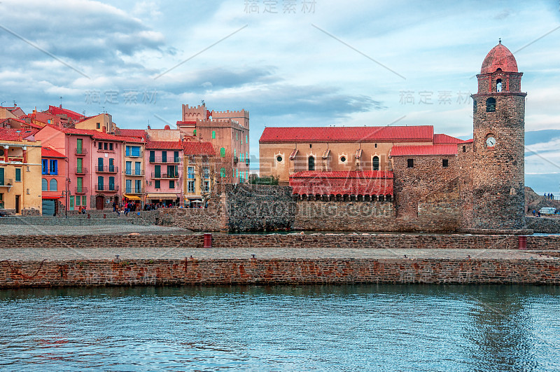 Collioure、法国。科利乌尔教堂，天使圣母院和科利乌尔皇家城堡。