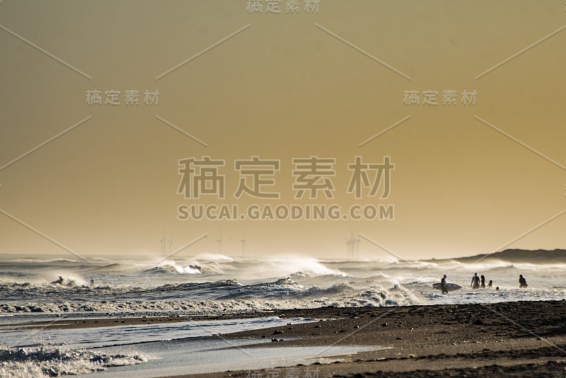 海风吹拂着大西洋海滩上的日落