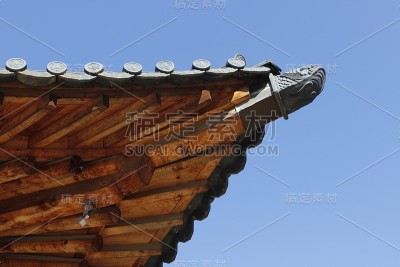 Gyeongbokgung屋顶细节与木结构建筑在Ko