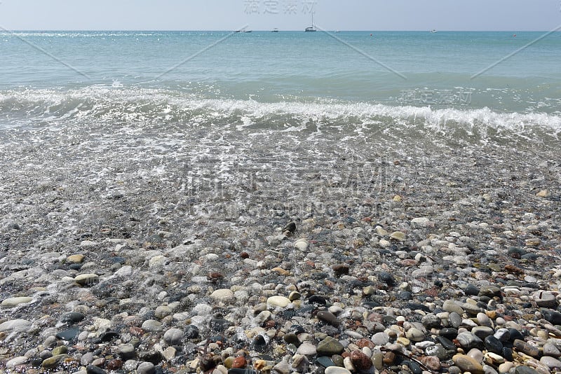 海浪接近鹅卵石