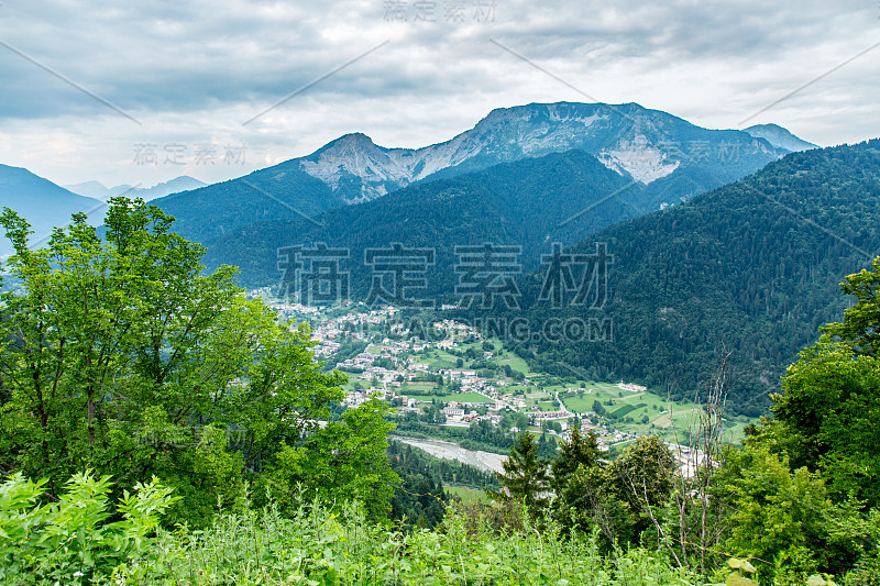 村庄在山