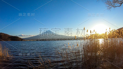 日本——从川口湖眺望富士山的田园诗般的景色