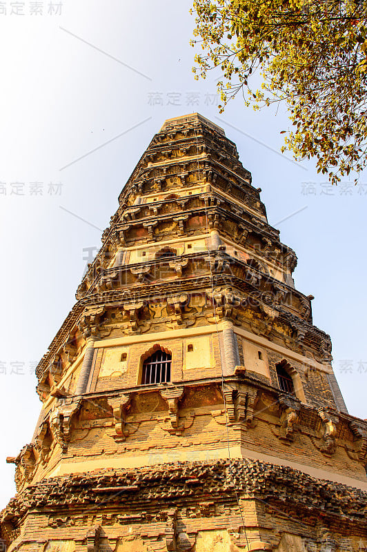 云雁塔(Tiger Hill Pagoda)位于中国东部江苏省苏州市的虎山上。