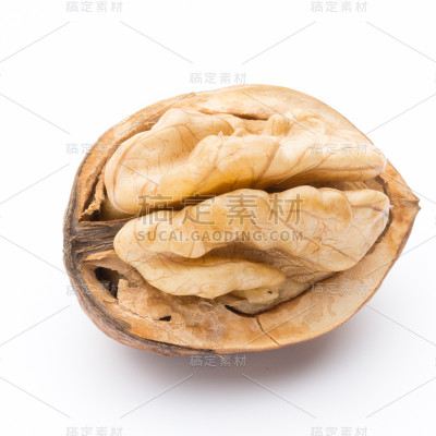胡桃和核桃仁孤立在白色的背景。
