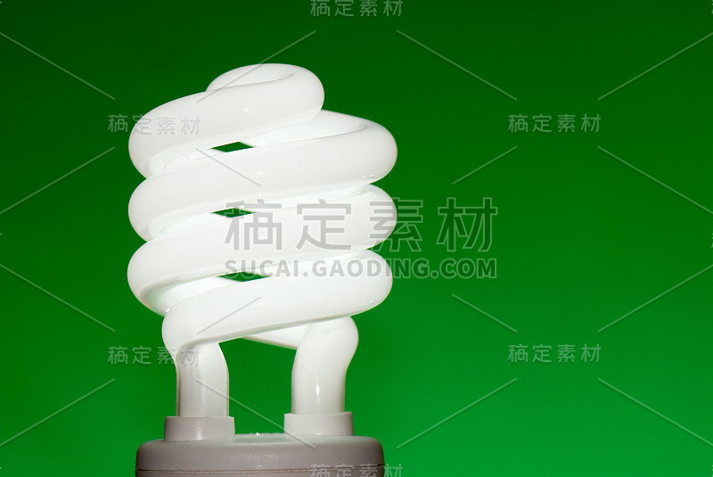 绿色背景的紧凑型荧光灯(CFL)