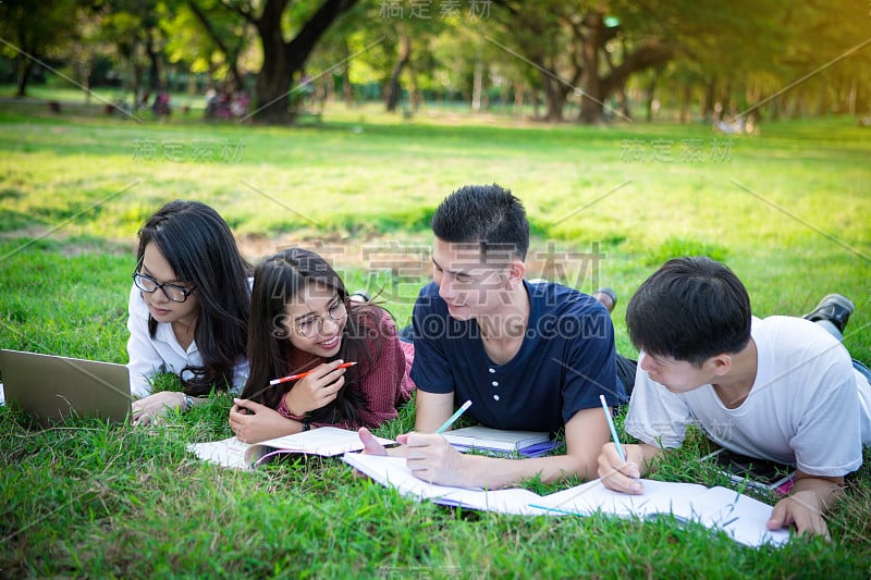 一群高中生一起在公园里学习