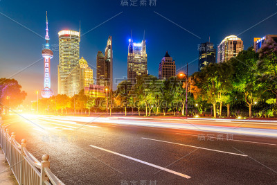 空旷的柏油路和上海著名的建筑景观天际线