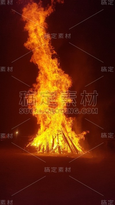 巨大的篝火