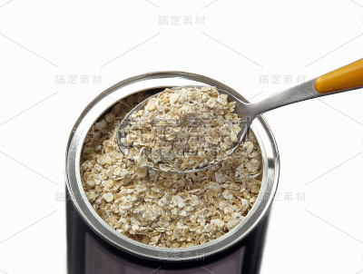 新鲜燕麦勺。