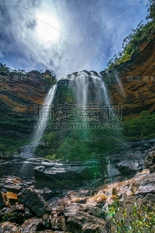 太阳在wentworth falls，蓝山国家公园，澳大利亚