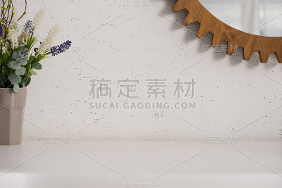 浴室墙上带花的花盆和圆镜，零浪费理念