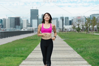 女人做跑步