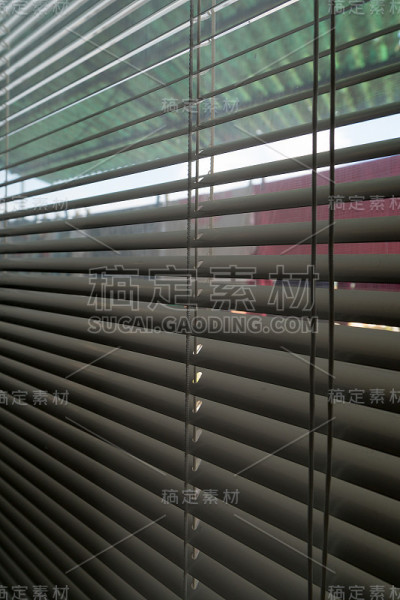 百叶窗打开与模糊的自然景观背景