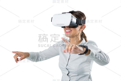 女性高管使用虚拟现实头盔