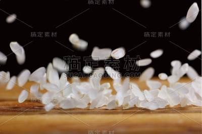 米粒落在木桌上