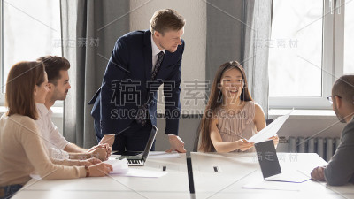 快乐的中国员工与同事分享良好的财务业绩。