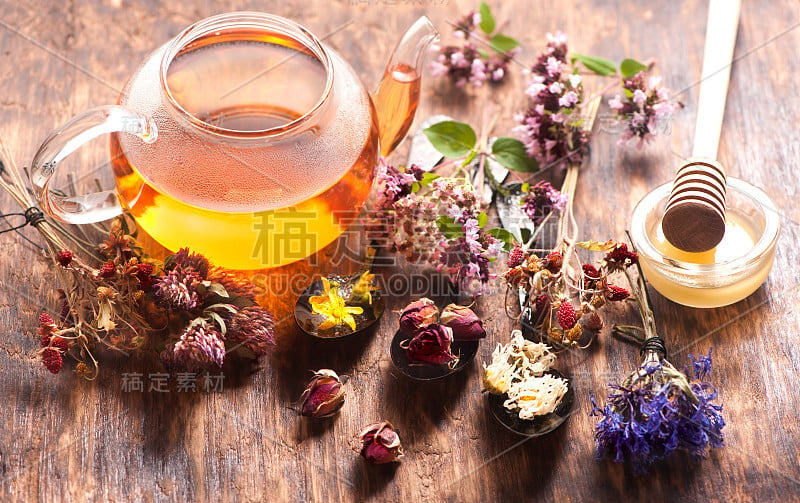 含蜂蜜、香草和鲜花的草药茶，