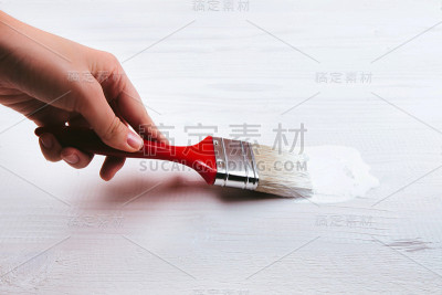 手拿着画笔