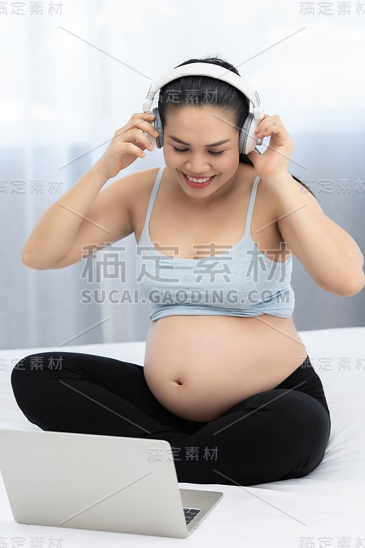 孕妇在听音乐。