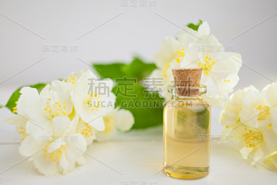 精美的玻璃瓶桌上放着鲜花精华