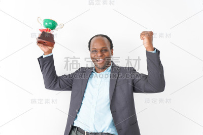 黑人得到一个奖杯