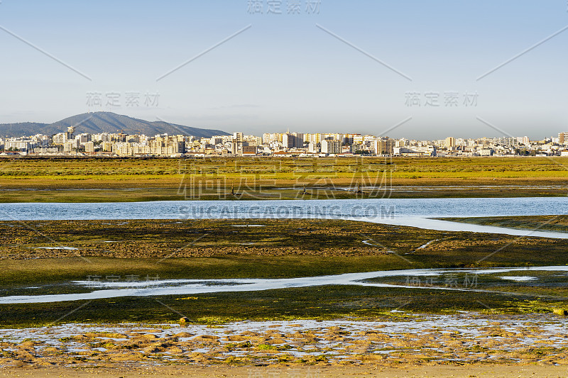 从法罗海滩半岛看到的法罗市，前景是福尔摩沙湿地，葡萄牙阿尔加维