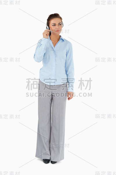 女商人戴着耳机听来电