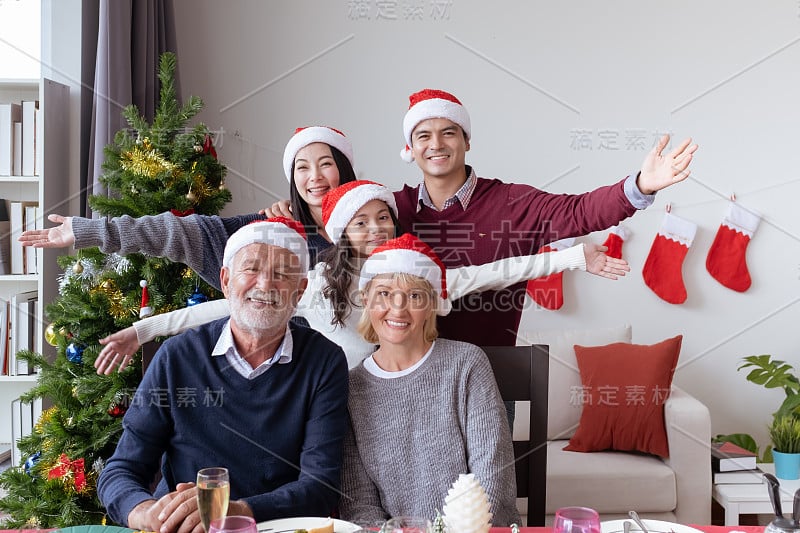 快乐的大家庭，在圣诞之夜在餐厅聚会庆祝