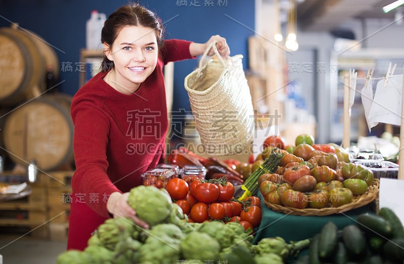 女人决定吃洋蓟