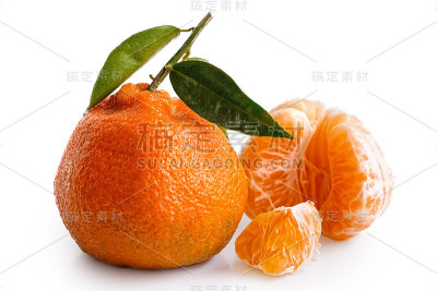 一半去皮的桔子和整个桔子，叶子孤立在白色上。破碎的片段。