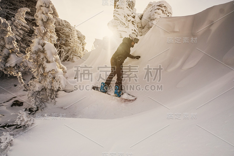 滑雪板女骑在雪上在陡峭的斜坡上看起来像一个海浪冲浪，冬天的一天，白雪覆盖的树木，美丽的悬崖，免费在滑