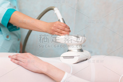 年轻美丽的女人和水疗诊所的液化石油气按摩程序