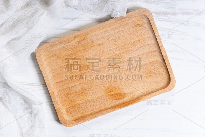 白色木桌上的空木盘