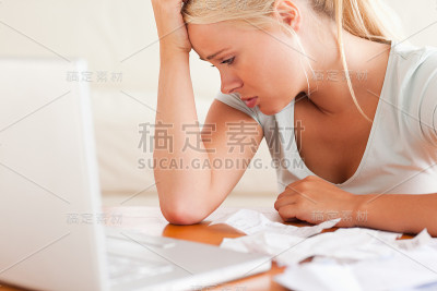 忧虑的金发女人会计