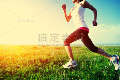 跑步运动员在日落草地上奔跑