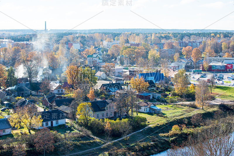 秋天俯瞰小镇全景