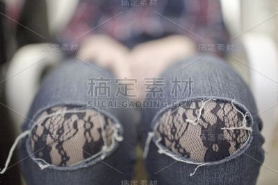 穿着破牛仔裤的女人