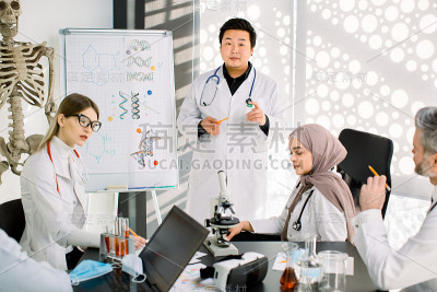 生物化学、药理学、药品工业、临床试验。年轻的亚洲医生谈论新药物的临床试验结果，有一个会议与他的多种族