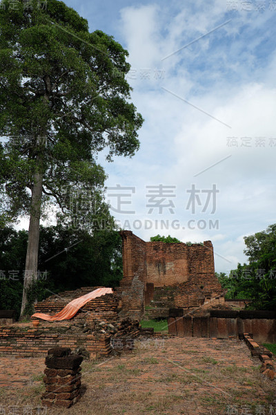 那空寺的农斐坤寺和佛像历史公园